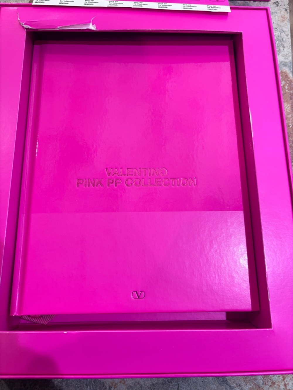 Valentino Hot Pink Pantone Box - Picture 3 of 4